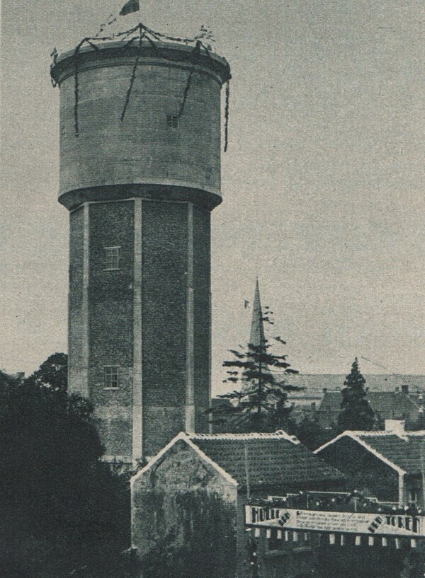 V 2022-1 04 watertoren 1931 versierd